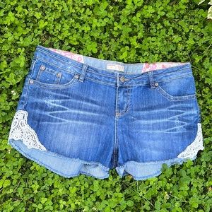 Denim shorts with crotchet appliqué.